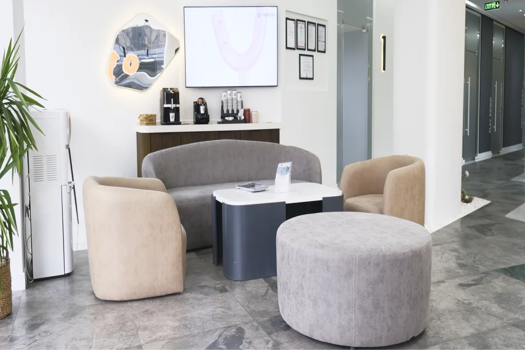 Comfortable Curisline İzmir clinic waiting lounge