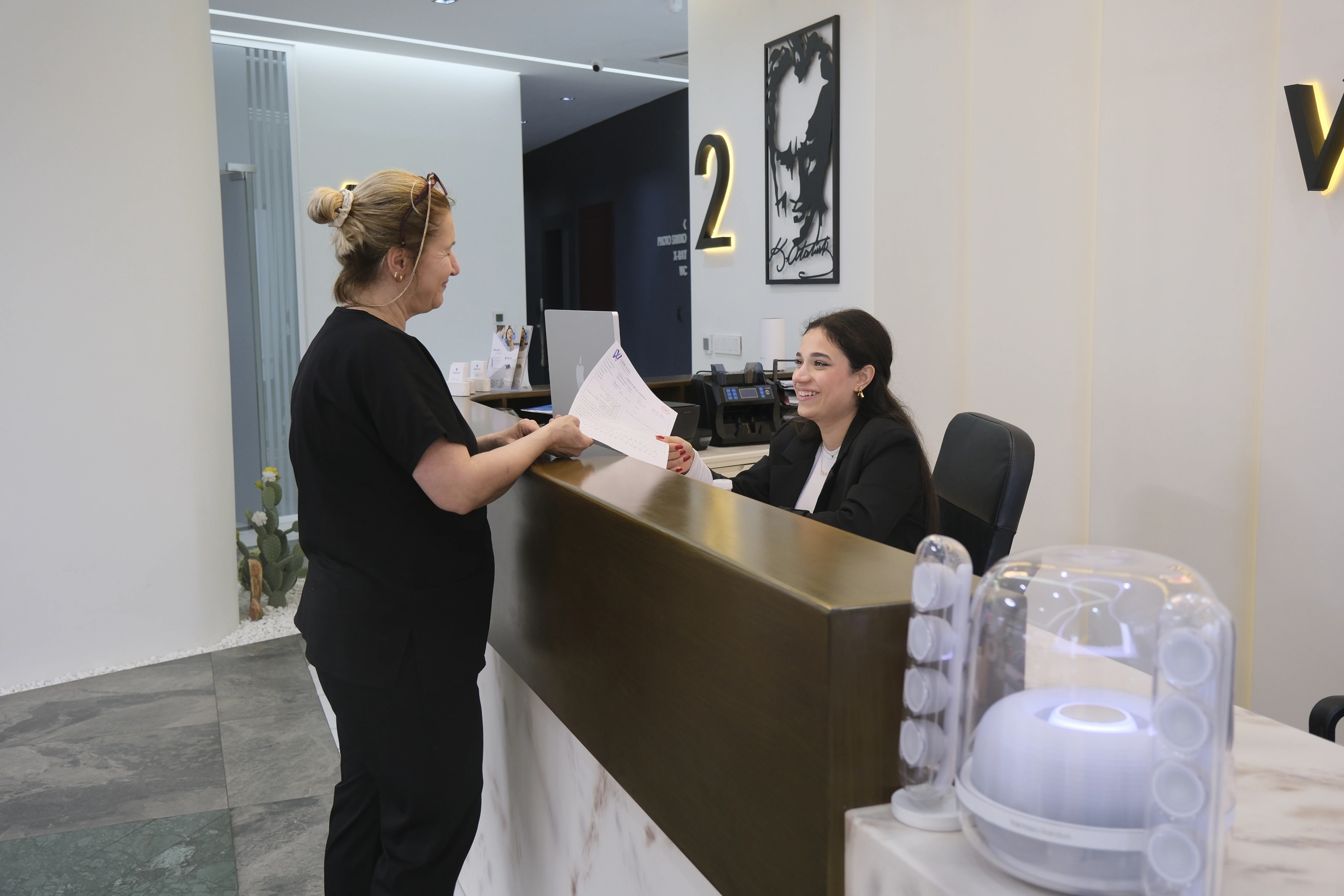 Curisline İzmir clinic reception team welcoming a guest