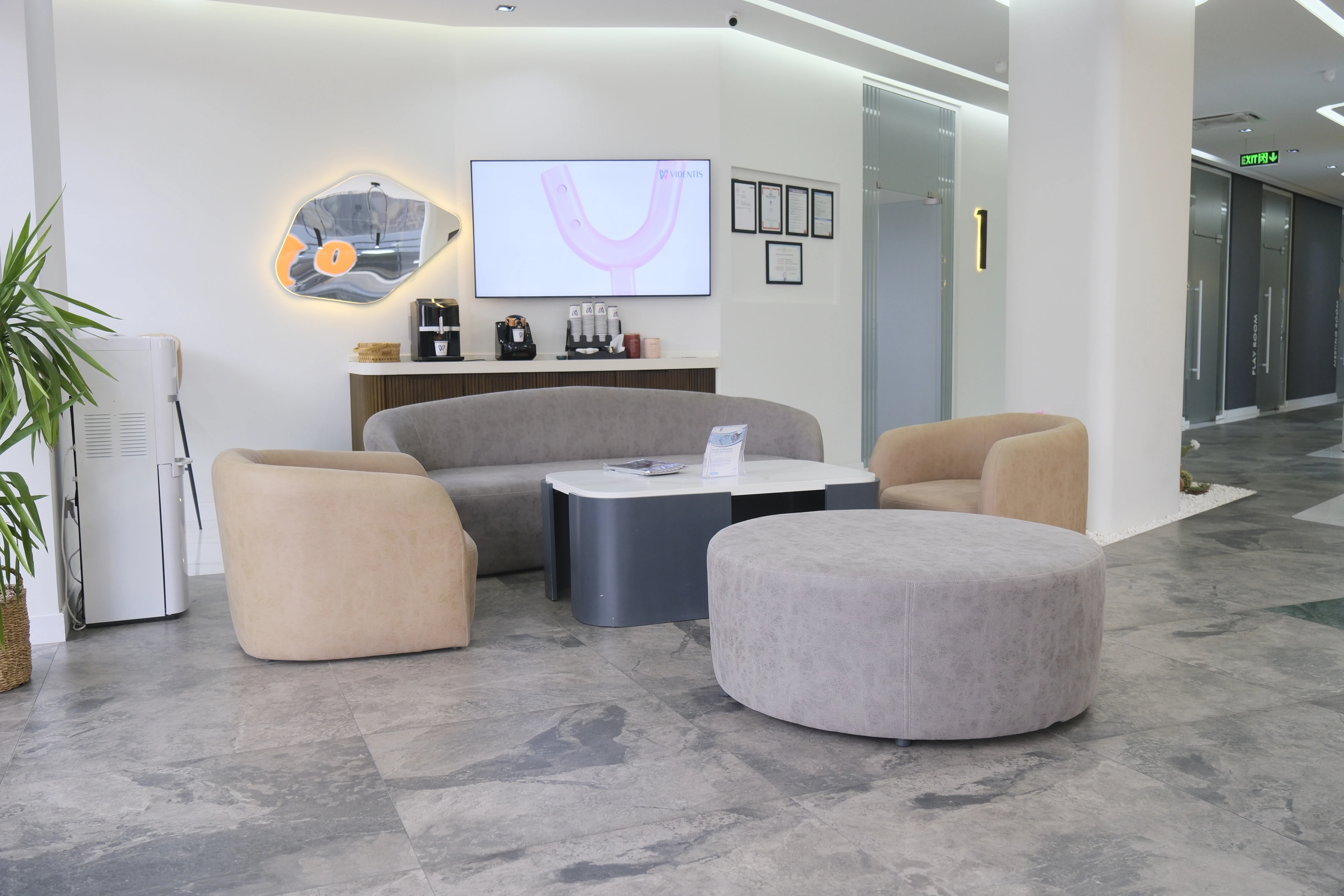 Comfortable Curisline İzmir clinic waiting lounge